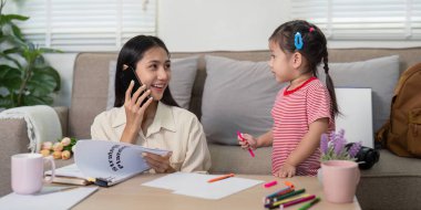 Çekici bir anne, meraklı kızı iş ve aile dengesini göstermek için ilgi ararken iş görüşmesiyle meşgul olur..