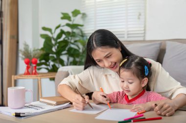 Yaratıcı bir anne-kız ortak bir çizim oturumuna daldı, sanatın ve evde kaynaşmanın altını çizdi..