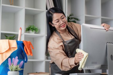 Tecrübeli bir temizlikçi ofis teknolojisini etkin bir şekilde temizler..