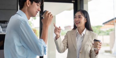 Profesyonel ortaklar yenilikçi bir tartışma için bir kafe toplantısına katılarak, ağ oluşturma ve fikir alışverişi kavramını vurguladılar.