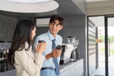 Meslektaşlar bir kafede kahve molası verirken iş tartışırken, gayri resmi iletişim ve işyeri ilişkileri kavramını vurguluyorlar..