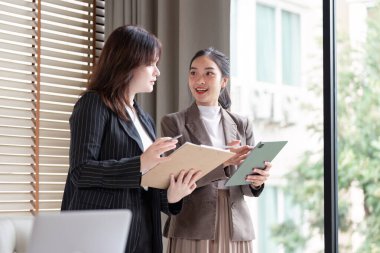 Profesyonel bir ekip, ofis ortamında dijital ve kağıt araçlar kullanarak, üretkenliği ve takım çalışmasını geliştirerek işbirliği yapar..