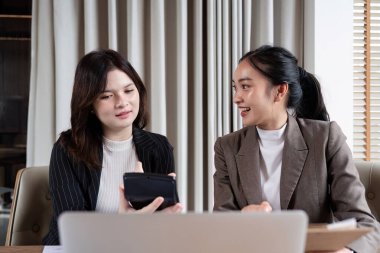 Meslektaşlar, bir iş toplantısında etkileşimli planlama ve işbirliğini kolaylaştırmak için dijital bir araç kullanıyorlar.