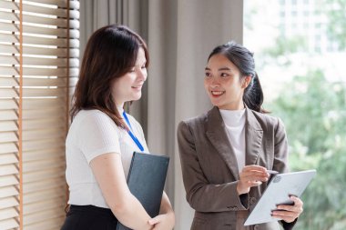 Meslektaşlar, ofisteki dijital teknolojiyi kullanarak stratejik planlamaya girişerek, ortak bir çalışma ortamı oluştururlar..