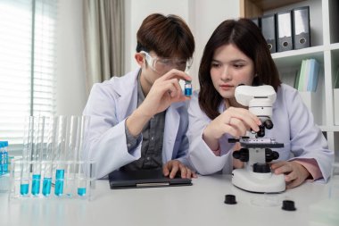 Genç araştırmacılar, laboratuvar ortamında bilimsel araştırmaların sınırlarını zorlamak için işbirlikçi örnek analizleri yapıyorlar..