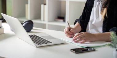 Aşırı kilolu bir ofis asistanı çevrimiçi bir toplantıda kapsayıcı görev yönetimi ve örgütsel becerileri örnek alarak notlar alır..