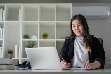 Kilolu bir ofis asistanı, çeşitli takım çalışmalarını ve stratejik proje planlamasını temsil ederek uzaktan işbirliğine girişir.