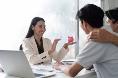 Finansal planlamacı, eşitlik ve bilgilendirilmiş karar verme mekanizmasını vurgulayarak, tasarrufları ve finansal seçenekleri bir LGBT çiftine açıkladı.