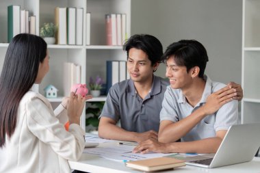 LGBT müşterileriyle gerçekleştirilen profesyonel mali tartışmalar, etkili planlama için bilgilendirilmiş rehberliğe odaklanıyor.