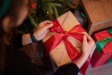 Düşünceli bir hediye paketi, bir tatil hediyesi olarak yayı dikkatlice mükemmelleştiriyor, her detayın doğru olduğundan emin oluyor..
