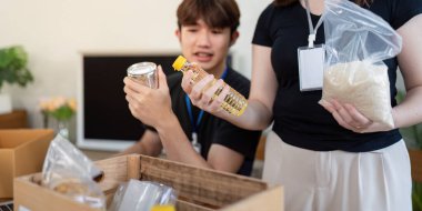 Gönüllüler yerel bir bağış kampanyasında birleşerek ihtiyacı olanlara temel gıda tedariklerini sağlıyor..