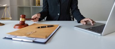 Kendini işine adamış bir avukat dava dosyalarını organize eder ve modern ofis ortamında kritik yasal işlemlere hazırlanır..