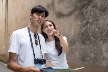 Bir çift keyifli bir şekilde geziyor. Canlı bir şehir keşifinde seyahat anlarını ve keşifleri paylaşıyorlar..