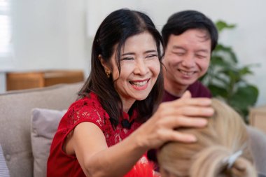 Çin 'in yeni yılını kutlamak için toplanan neşeli aile büyükbabaları ve torunları arasındaki sevgi bağını vurguluyor..