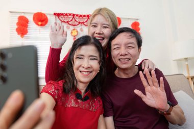 Mutlu bir aile Çin 'in yeni yılını kutlamak için toplanıyor. Sevimli anları gülümseme ve geleneklerle yakalıyorlar..