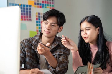 Bir takım modern bir çalışma alanında takım çalışması ve yaratıcılığı sergileyen grafik tasarım projelerinde işbirliği yapmaktadır..