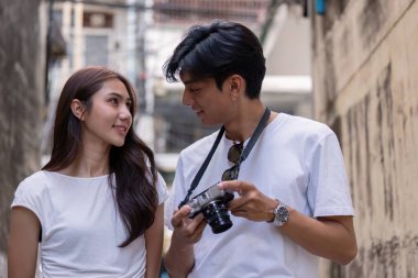 Bir çift kalabalık bir sokağı keşfederler. Şehir yolculuğundaki anıları yakalar..