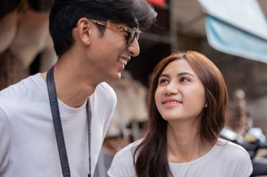 Güçlü bağlarını ve heyecanlarını sergileyerek hareketli bir piyasada seyahat eden çiftler keyifli anları paylaşıyor..