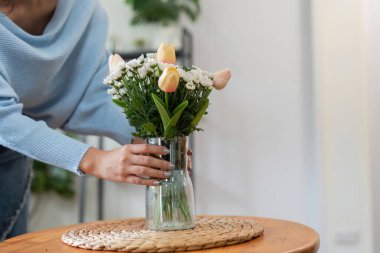 Evdeki vazoda duran taze lalelerin güzelliğini yansıtan huzurlu bir an..