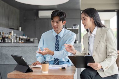 Dinamik bir ekip, yenilikçi stratejiler geliştirmek için modern bir ofiste toplanırken, aynı zamanda işbirlikçi bir atmosferde kahvenin tadını çıkarıyor..