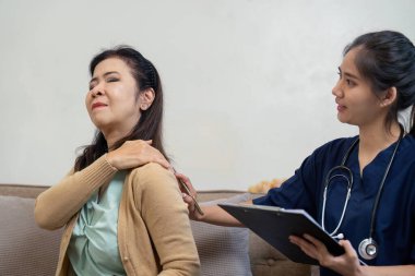 Bakıcı, yaşlı bir hastanın semptomlarını huzur evinde bir hemşireyle değerlendirir..