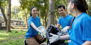 Gönüllüler, toplum ruhu ve çevre sorumluluğunu destekleyen çöpleri temizlemek için bir parkta toplandılar..