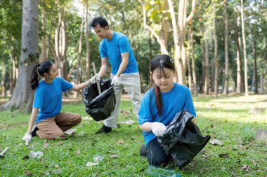 Topluluk üyeleri, çevre sorumluluğunu teşvik eden çöp toplayarak parkı güzelleştirmek için güçlerini birleştiriyor.
