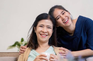 Bir anne ve kızı arasındaki bağı yakalayan iç açıcı bir sahne. Birlikte evde güzel vakit geçirmenin tadını çıkarıyor..