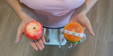 Elmaları ve portakalları görsel rehber olarak kullanarak gıda seçimlerinin ağırlık yönetimi üzerindeki etkisini araştırın.