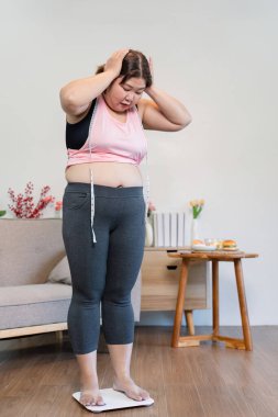 Bir kadın, huzurlu bir ev ortamında sağlık yolculuğunun ağırlığıyla mücadele eder..