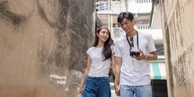 Genç bir çift dar sokaklar arasında gezinir. Seyahat maceralarındaki anıları yakalar..