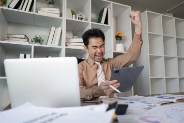 Modern ofis ortamındaki başarının heyecanını yakalayan iş dünyasındaki neşeli bir an..