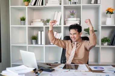 Genç bir profesyonel, iş hayatında başarı ve motivasyon ruhunu somutlaştırıyor..