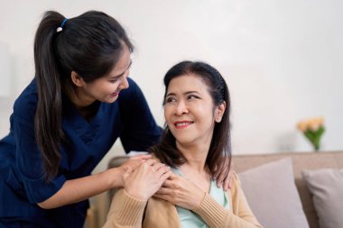 Empati kuran bakıcı yaşlı bir kadınla ilişki kuruyor, olumlu bir bağ kuruyor ve rahatlatıcı bir ev ortamında duygusal destek sağlıyor..