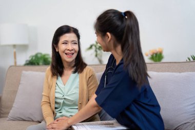Yaşlı bir hastayla anlamlı bir sohbete girişen arkadaş canlısı bir bakıcı, bir bağ kuruyor ve rahatlatıcı bir ev atmosferinde güven veriyor..