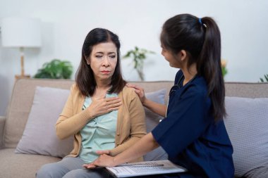 İlgili bir bakıcı, yaşlı bir hastaya göğüs rahatsızlığı yaşayan, güvenli bir evde güven duygusu besleyen duygusal destek sağlar..