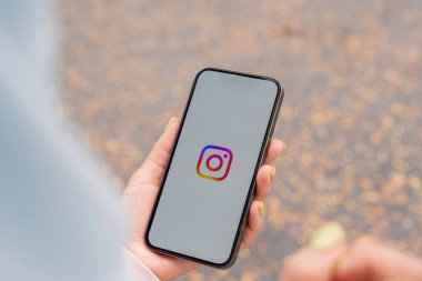 CHIANG MAI, THAILAND - 27 Ocak 2025: Instagram uygulaması olan bir kadın Apple iPhone 'u ekranda tutuyor. Instagram akıllı telefonlar için fotoğraf paylaşım uygulaması.