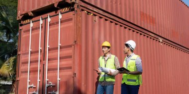 İki lojistik mühendisi, verimli işlemler ve planlama sağlayan bir sanayi bölgesinde konteyner yönetimini tartıştı.