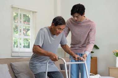 Şefkatli bir oğul, yaşlı babasına destek olur. Parlak oturma odalarında yürüteç kullanır. Aile bakımının bağını ve bağlılığını resmeder..