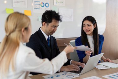 Çeşitli iş adamları beyin fırtınası oturumlarına katılıyor, finansal verileri gözden geçiriyor ve etkin bir şekilde işbirliği yapıyorlar..