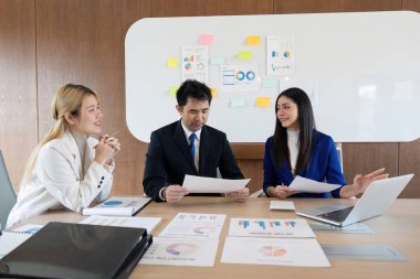 Profesyonellerden oluşan çeşitli bir ekip, işbirlikçi tartışmalara girişiyor, mali raporları gözden geçiriyor ve çağdaş bir ofis ortamında strateji kuruyor..