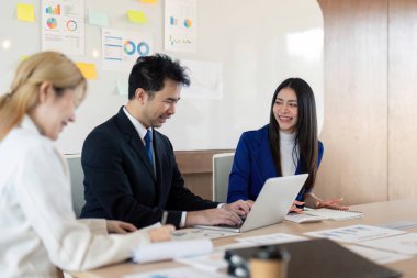 Finansal analiz üzerinde birlikte çalışan, dinamik ve mühim bir ofis ortamında fikirleri ve görüşleri paylaşan çok kültürlü bir iş adamı..