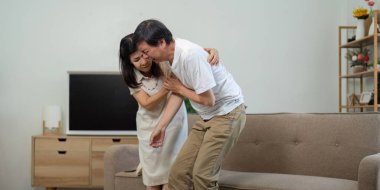 Yaşlı bir çift, evde yaşanan bir sağlık sorunu sırasında birbirlerine destek oldukları için bir anlığına endişeli..