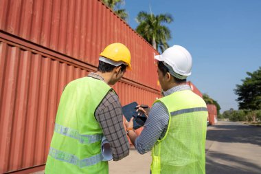 Mühendisler lojistik operasyonlar hakkında tartışıyorlar, nakliye sahasındaki planları gözden geçiriyorlar..