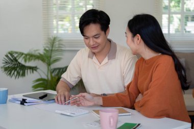 Bazı çiftler mali planlama, gelir hesaplama ve faturaları birlikte yönetme, takım çalışması ve sorumluluk gösterileri yapıyor..