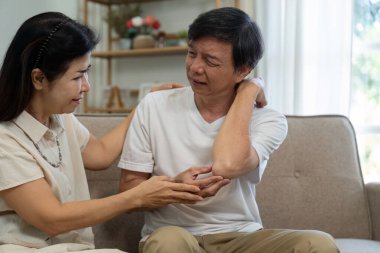 Yaşlı bir çift, sağlık sorunları sırasında birbirlerini rahatlatıp derin duygusal bağlarını ve desteklerini gösteriyorlar..