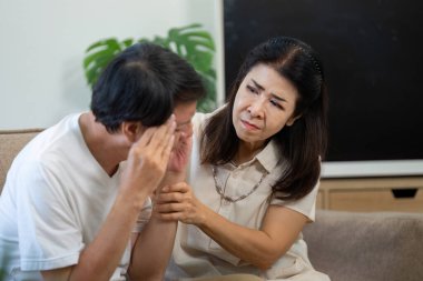 Yaşlı bir çift, birbirlerine şefkat ve ilgi göstererek sağlık sorunları hakkında ciddi bir tartışmaya girişirler..