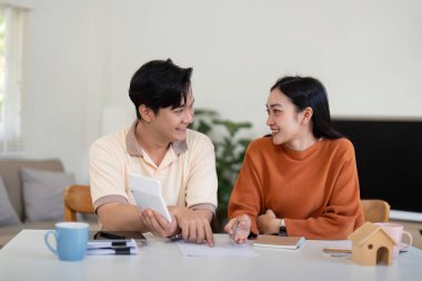 Neşeli bir çift finansal tartışmalara giriyor, gelir hesaplarını gözden geçiriyor ve birbirlerinin şirketinden keyif alıyorlar..