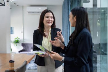 Çeşitli kadın üyelerden oluşan bir ekip fikir üretiyor ve stratejileri analiz ediyor, işbirlikçi bir çalışma alanında işbirliği ve takım çalışmasını teşvik ediyor..