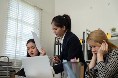 Profesyonel bir ekip mali stratejiler ve zorlukları, iş yerinde işbirliğini teşvik etme ve sorun çözme konularını tartışıyor.